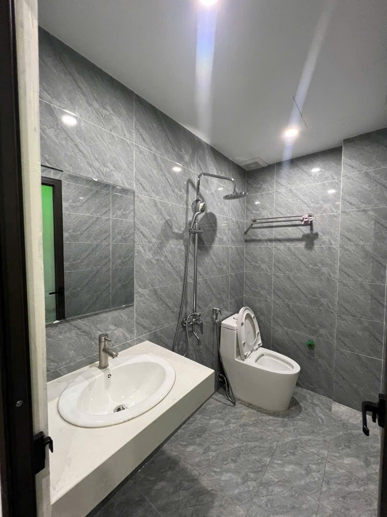 Bán Nhà 4 Tầng - Từ Liêm: 35m2 - Vị Trí Trung Tâm - Giá 6.7 Tỷ