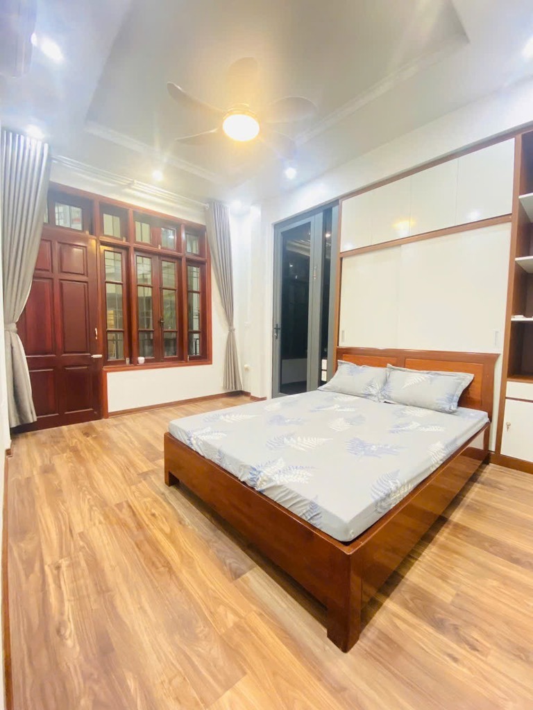 Bán Nhà Hào Nam - 9.5 Tỷ, 4 Tầng, Vị Trí Vàng - Pháp Lý Sổ Đỏ