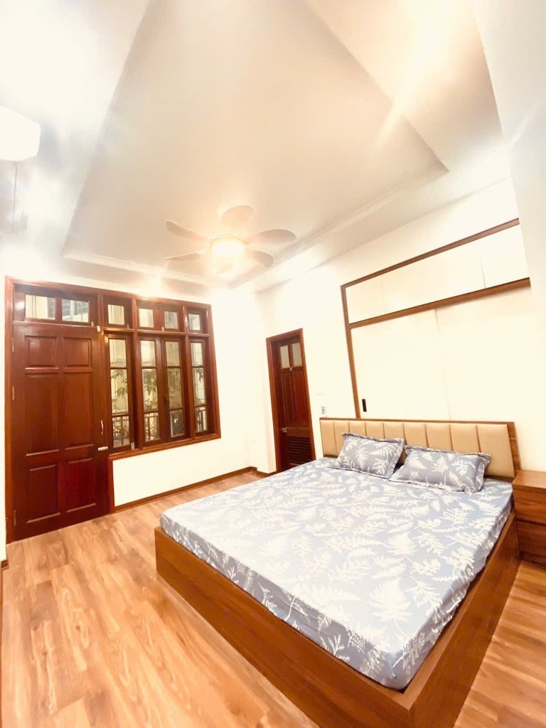 Bán Nhà Hào Nam - 9.5 Tỷ, 4 Tầng, Vị Trí Vàng - Pháp Lý Sổ Đỏ