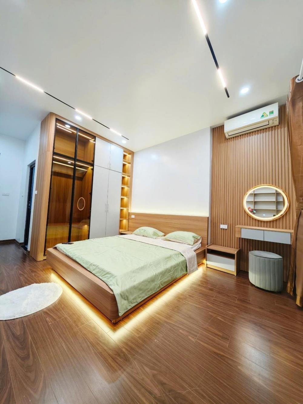 Bán nhà 5 tầng Lĩnh Nam, Hà Nội - Vị trí đẹp, ô tô vào cửa - 7 tỷ