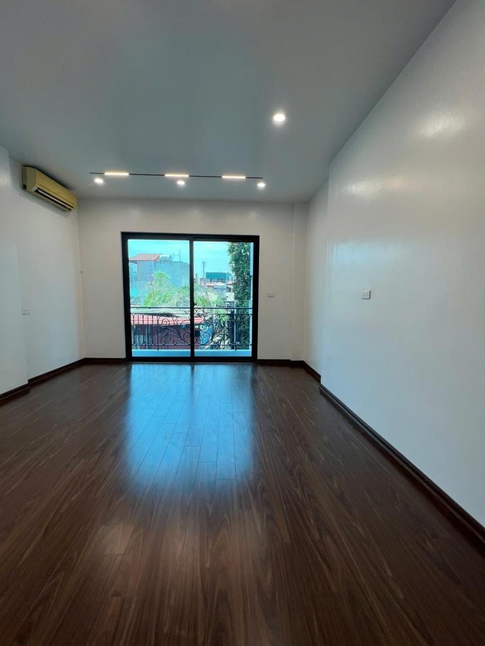 Nhà đẹp Hai Bà Trưng: 50m2, 5 Tầng, Thang Máy, Ngõ Thông