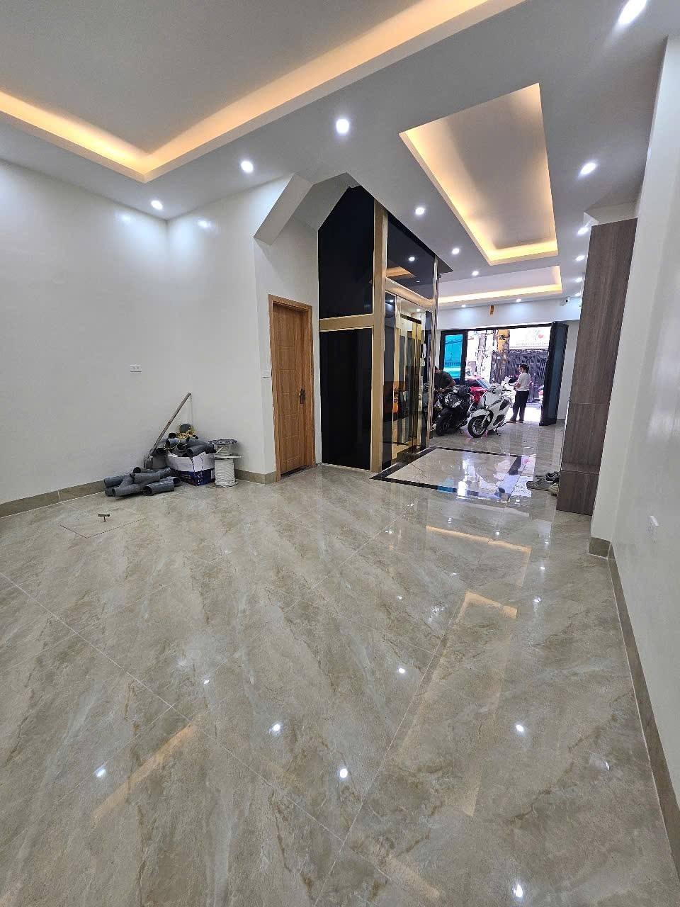 Bán nhà phân lô Thái Tổ, Cầu Giấy - 70m2, 7 Tầng, Thang Máy, Ô Tô Tránh