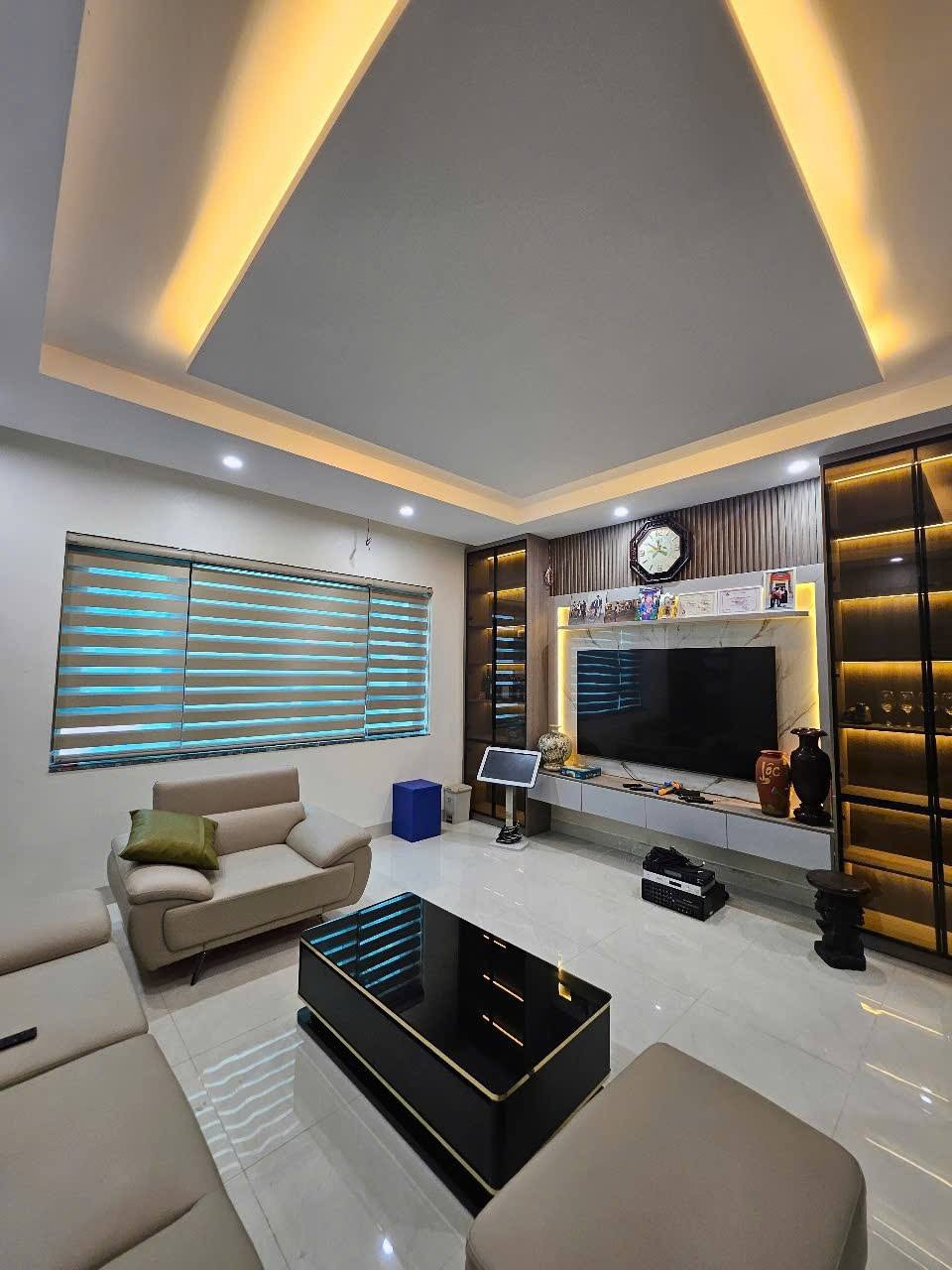Bán nhà phân lô Thái Tổ, Cầu Giấy - 70m2, 7 Tầng, Thang Máy, Ô Tô Tránh