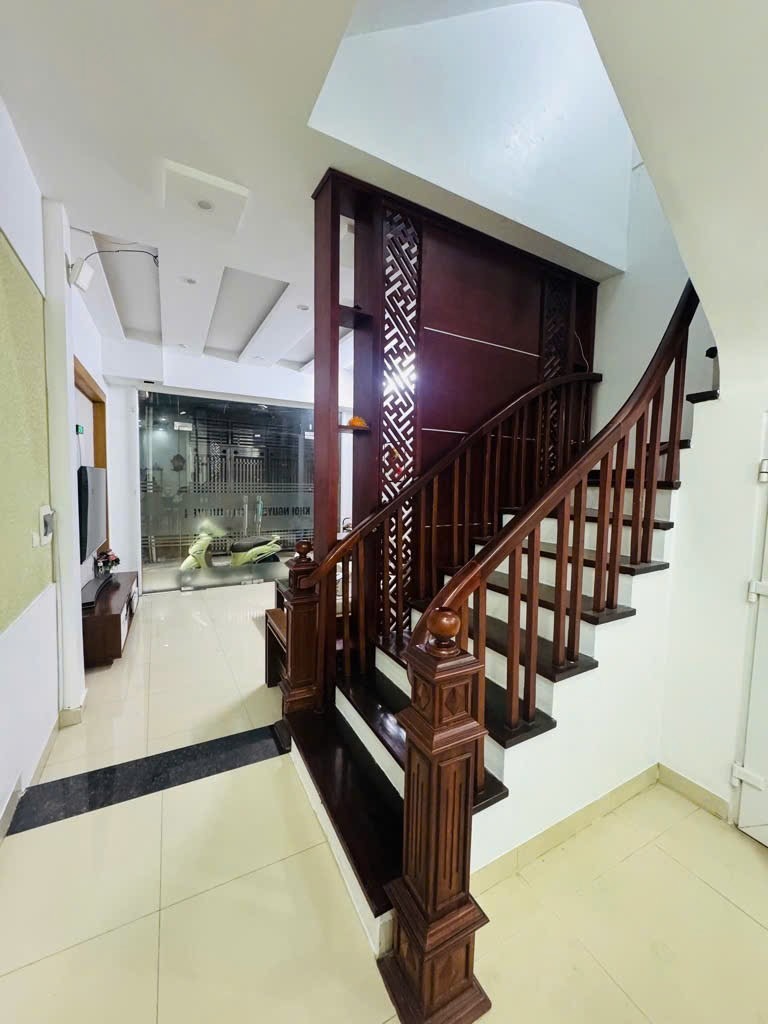 Bán nhà Trần Duy Hưng: Vị trí đẹp, 5 tầng, giá tốt - 0936.446.844