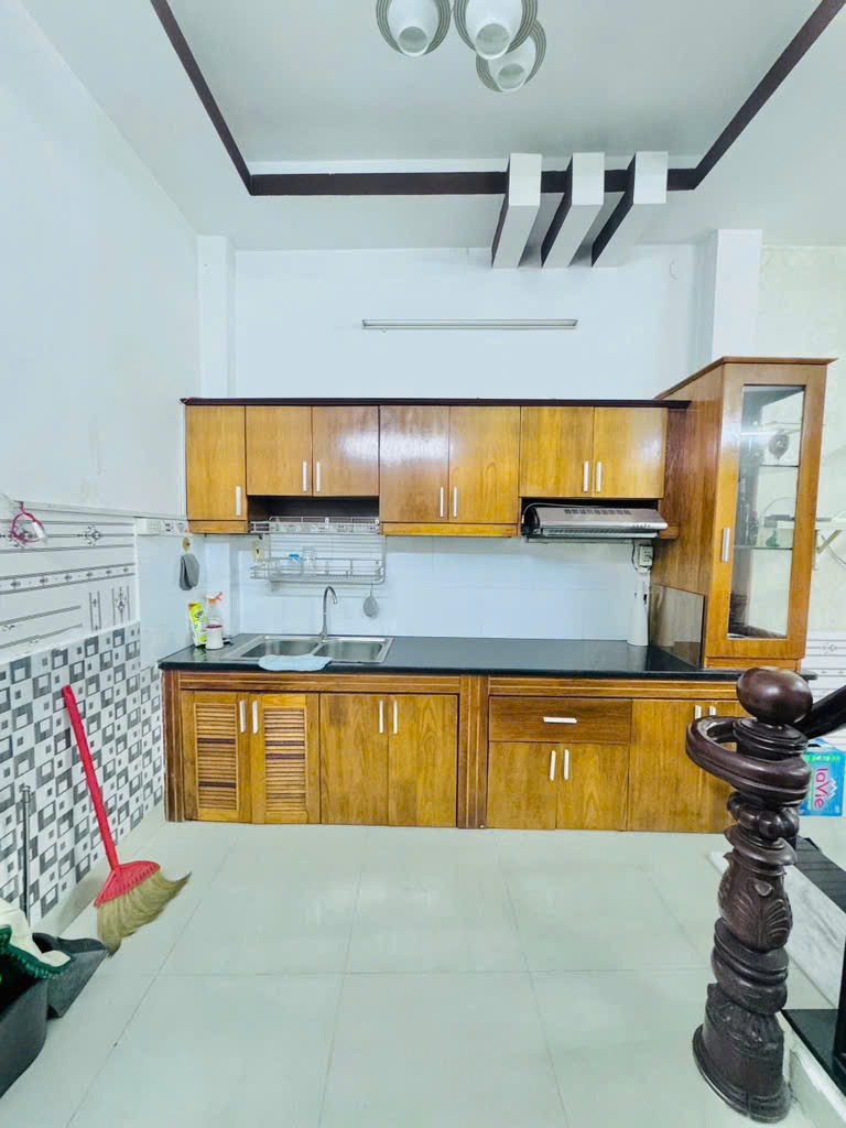 Bán nhà đẹp 2 tầng, xe hơi, giá 6 tỷ - Hiếm có - Tránh Trấn Quang Diệu