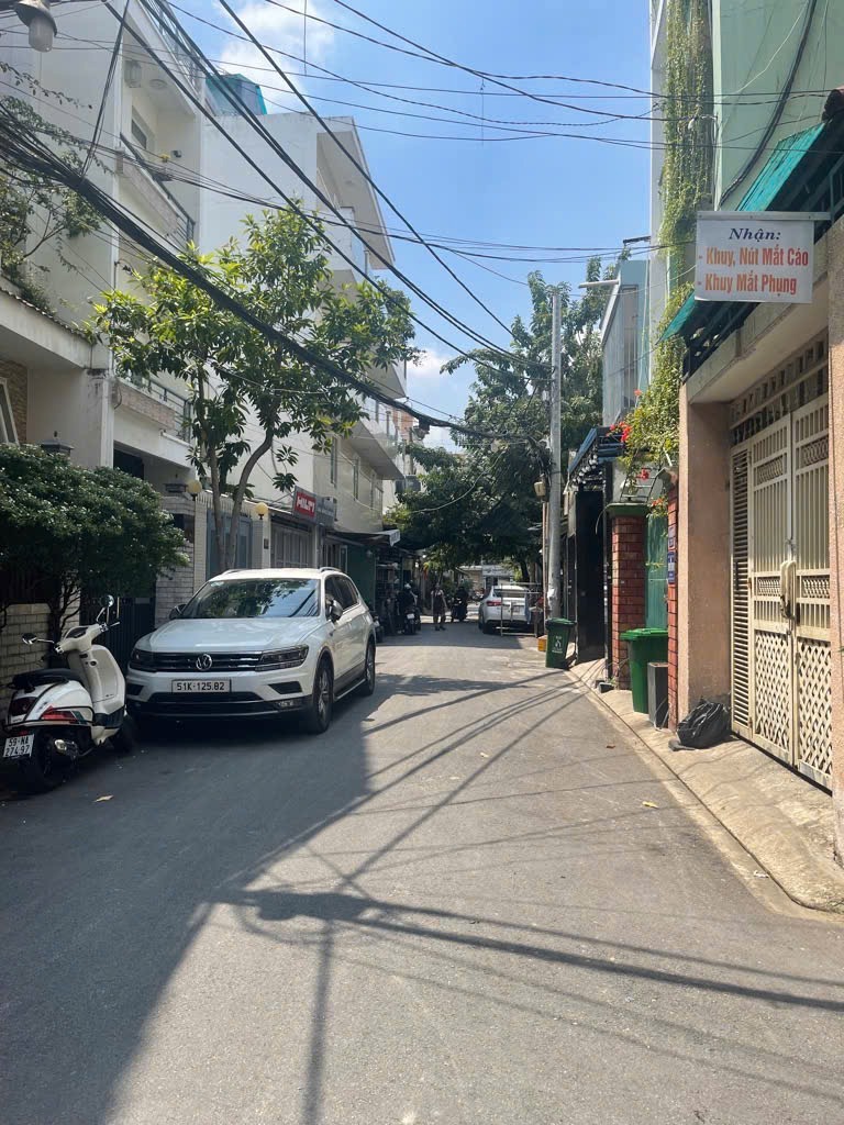 Bán nhà đẹp 2 tầng, xe hơi, giá 6 tỷ - Hiếm có - Tránh Trấn Quang Diệu