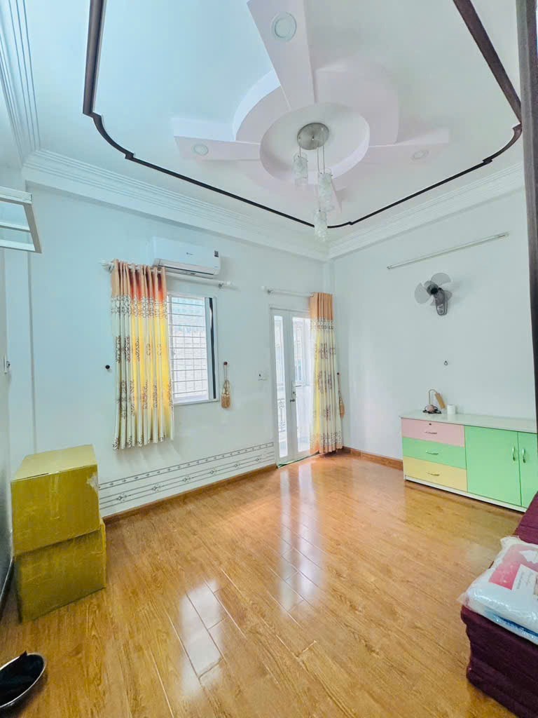 Bán nhà đẹp 2 tầng, xe hơi, giá 6 tỷ - Hiếm có - Tránh Trấn Quang Diệu