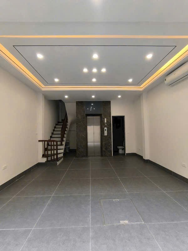 Bán nhà 6 tầng Phố Trạm, Long Biên - Gara, Thang Máy, Mặt Tiền Rộng
