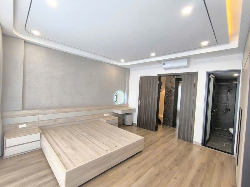 Bán nhà 6 tầng Phố Trạm, Long Biên - Gara, Thang Máy, Mặt Tiền Rộng