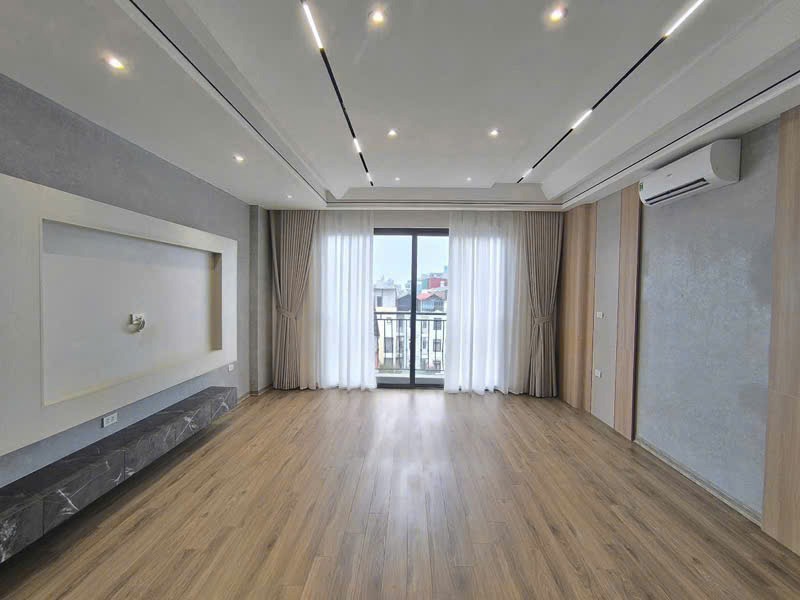 Bán nhà 6 tầng Phố Trạm, Long Biên - Gara, Thang Máy, Mặt Tiền Rộng
