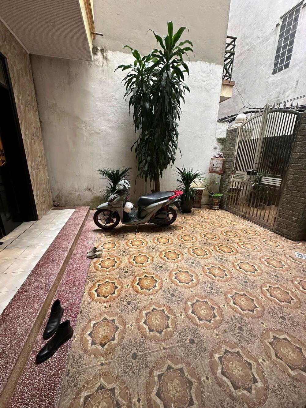 Bán Nhà Góc Võng Thị - Tây Hồ: 84m² - Mặt Tiền 8.2m - 20.9 Tỷ
