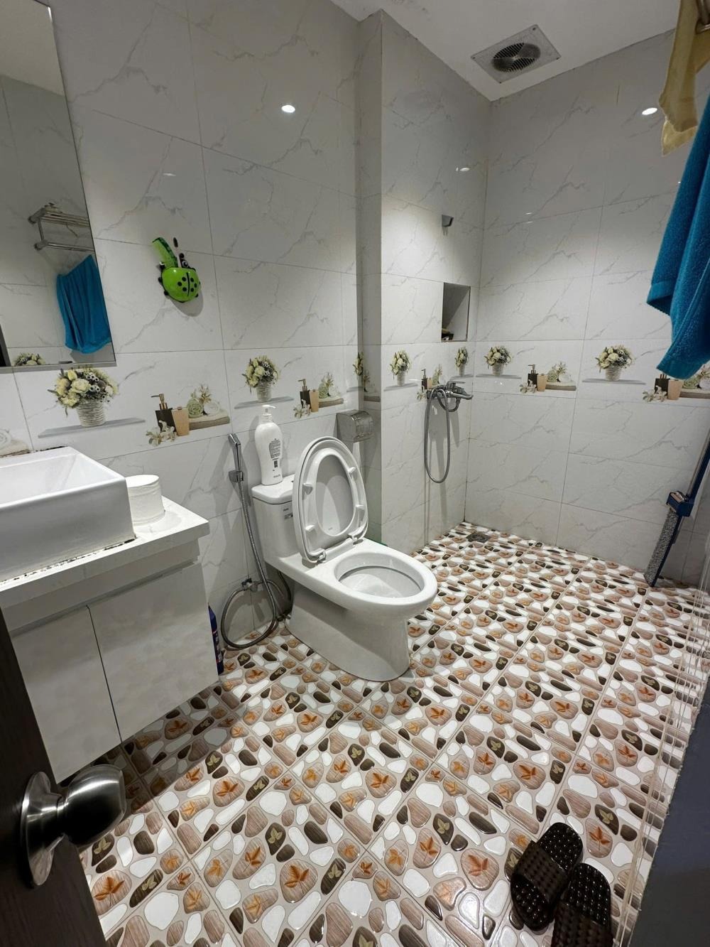 Bán Nhà Góc Võng Thị - Tây Hồ: 84m² - Mặt Tiền 8.2m - 20.9 Tỷ