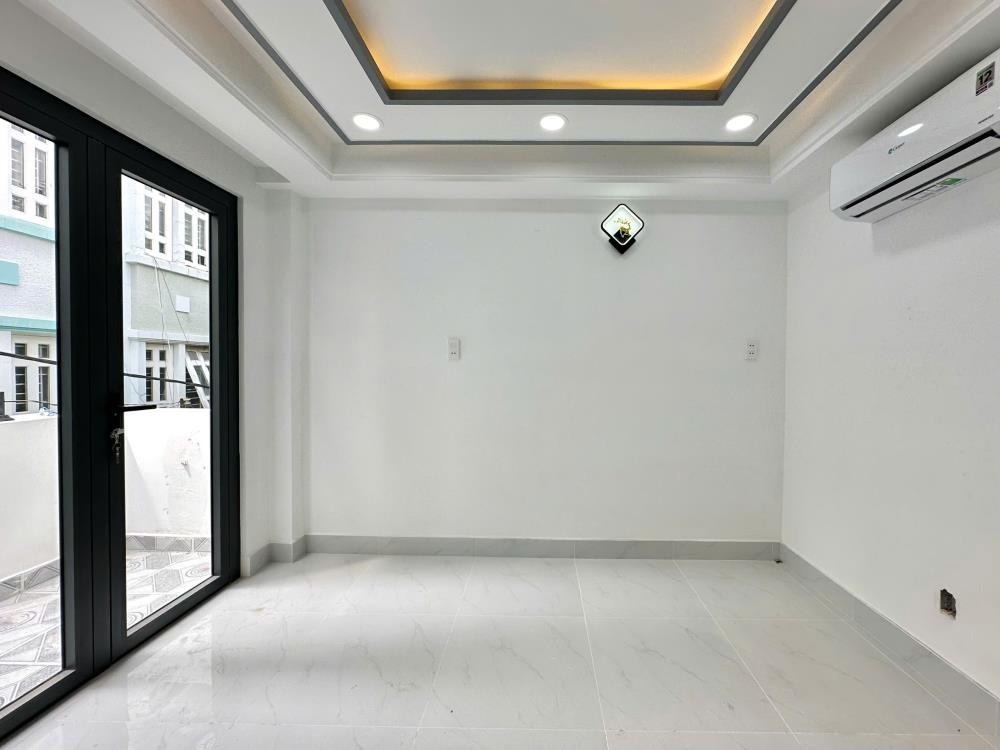 Bán Nhà 3 Tầng, 4 PN, 8.6 tỷ - Vị Trí Đắc Địa, Gần Trung Tâm