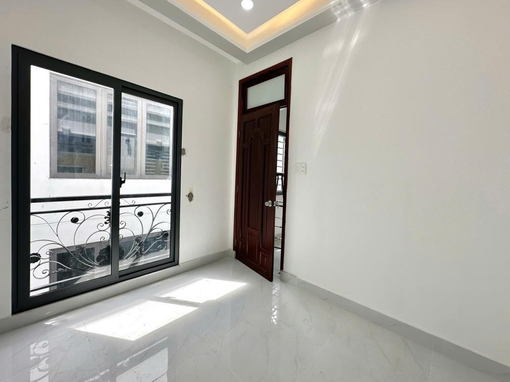 Bán Nhà 3 Tầng, 4 PN, 8.6 tỷ - Vị Trí Đắc Địa, Gần Trung Tâm