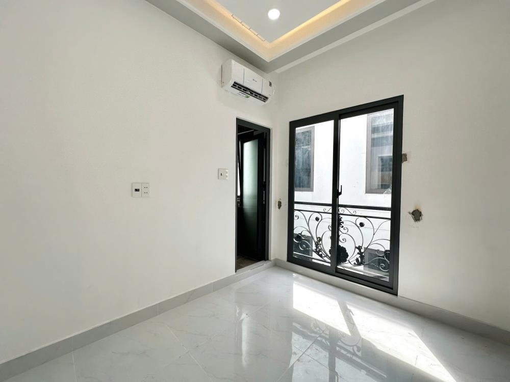 Bán Nhà 3 Tầng, 4 PN, 8.6 tỷ - Vị Trí Đắc Địa, Gần Trung Tâm