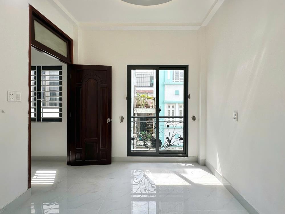 Bán Nhà 3 Tầng, 4 PN, 8.6 tỷ - Vị Trí Đắc Địa, Gần Trung Tâm