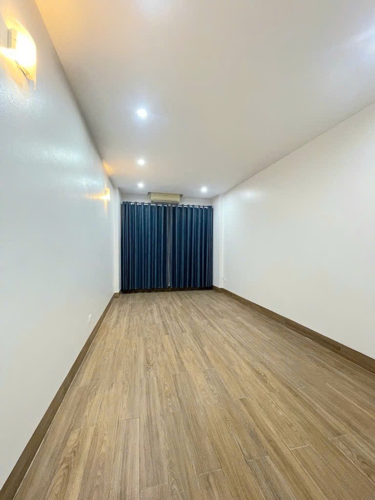 Bán nhà Ngọc Thụy 5 tầng, 32m2, Ô tô vào nhà - Giá Tốt