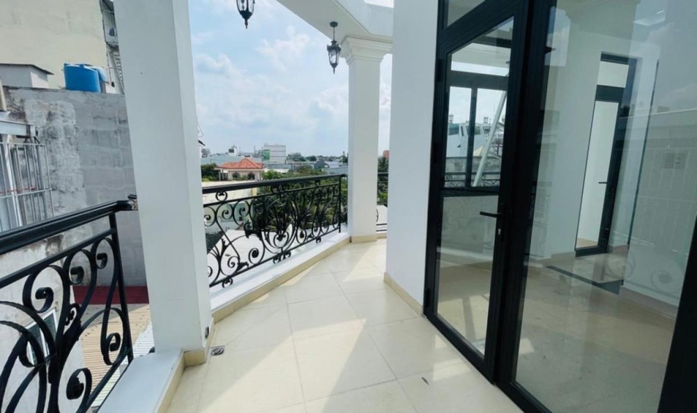Nhà mới 4 tầng lô góc Tô Ngọc Vân, Q12 - 57m2, Giá 6.x tỷ