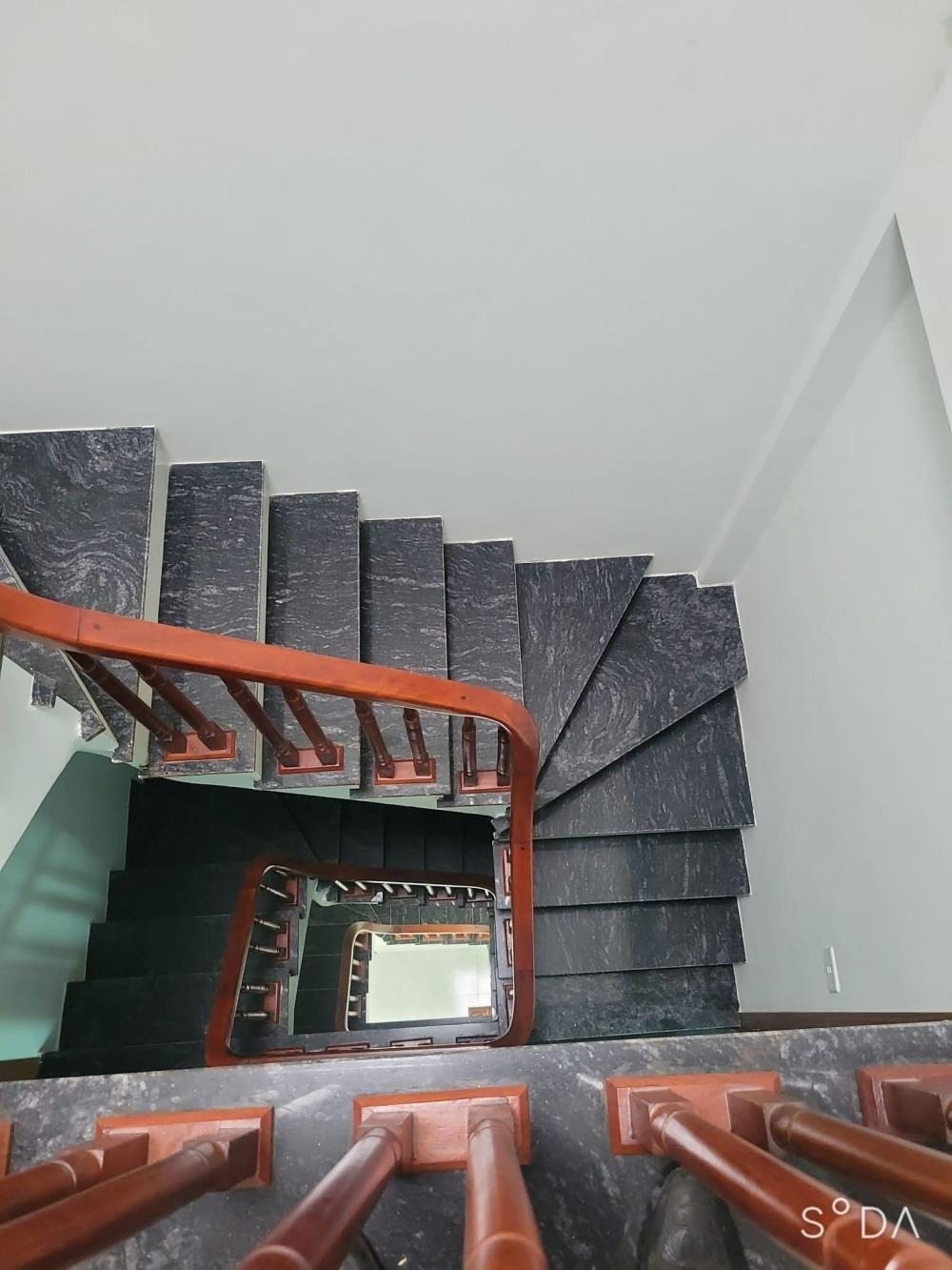 Bán nhà 5 tầng, ô tô vào nhà, gần Tây Hồ - 39m² - Sổ đỏ vuông vắn