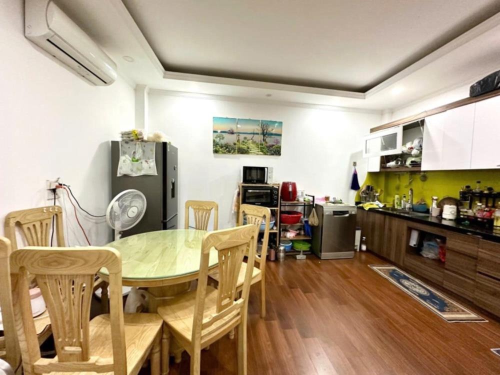 Bán nhà phố Hoàng Hoa Thám - Ô tô vào nhà - Vị trí trung tâm