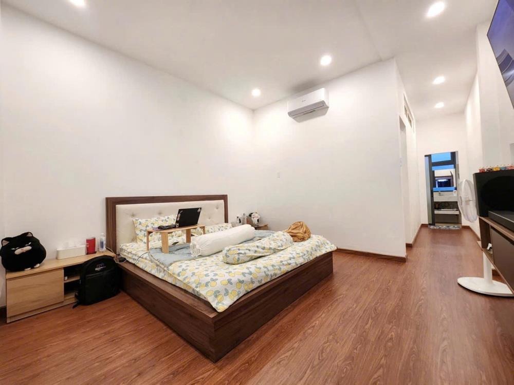 Bán nhà Bình Tân giá rẻ: 3 tầng, hẻm xe hơi 6m, 6 phòng ngủ - 6.6 tỷ