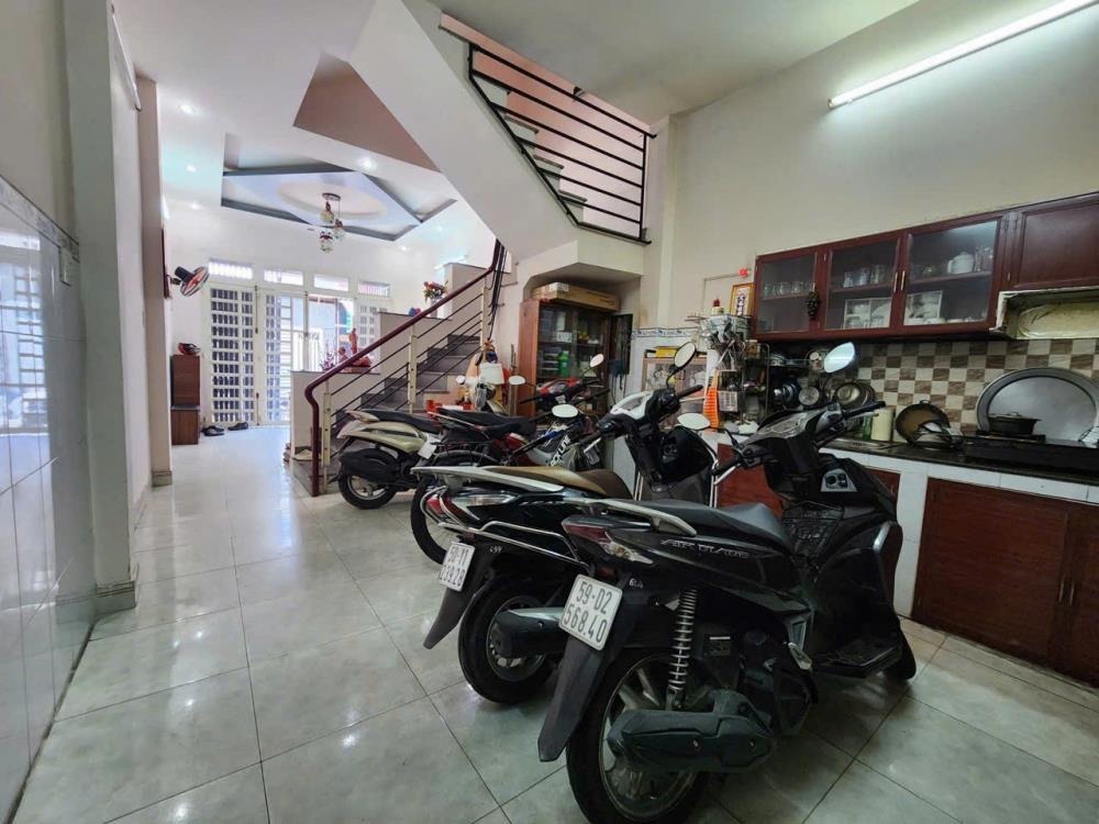 Bán nhà Bình Tân giá rẻ: 3 tầng, hẻm xe hơi 6m, 6 phòng ngủ - 6.6 tỷ
