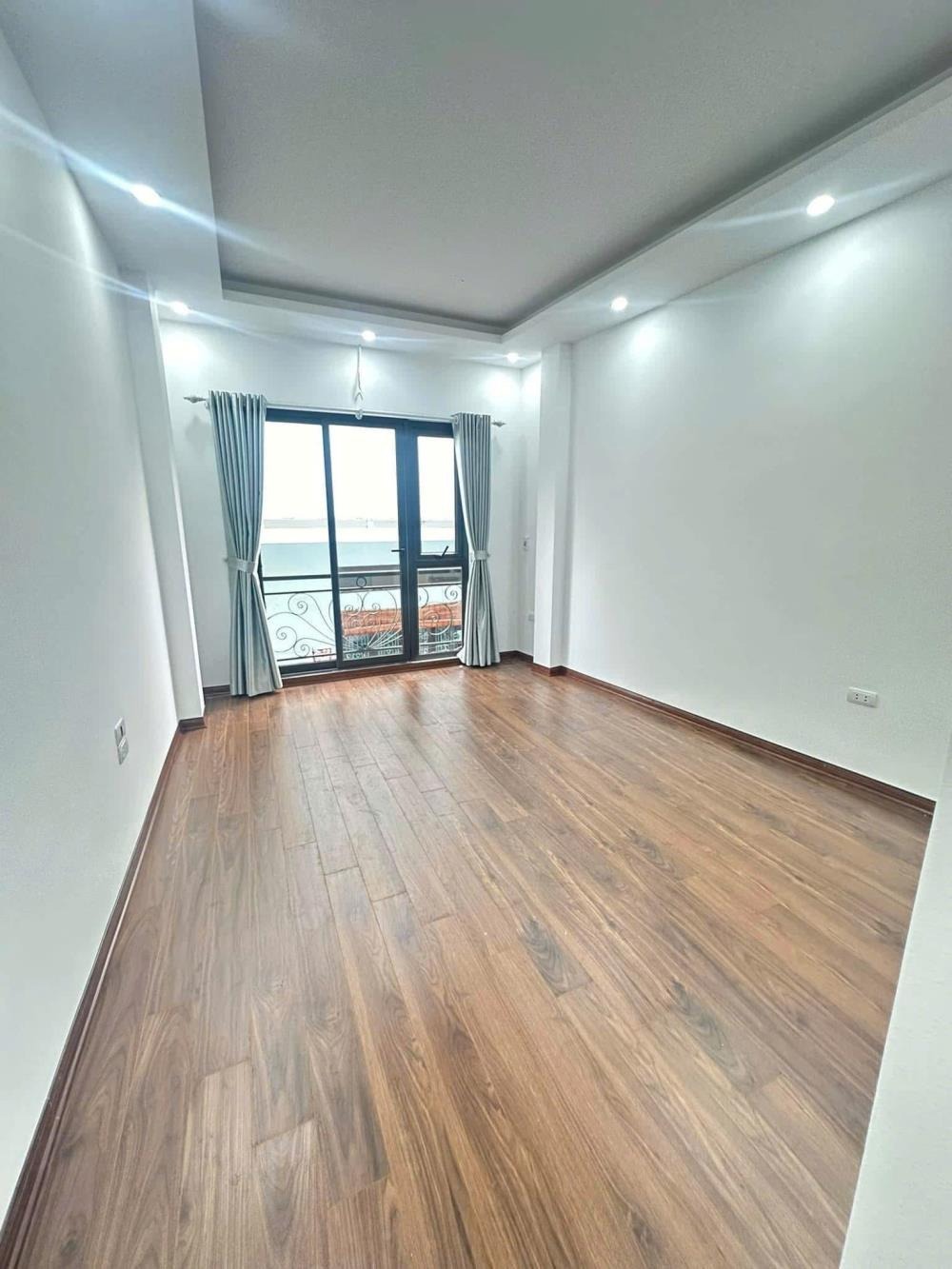 Nhà Mới Mặt Tiền Ba Đình: Vị Trí Đắc Địa, Thiết Kế Hiện Đại