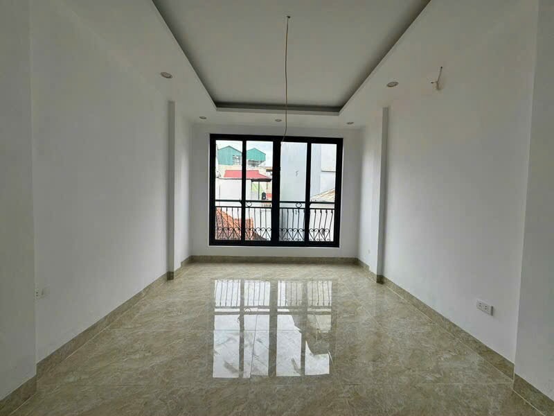 Nhà Lạc Long Quân - 5 Tầng, Mặt Tiền Rộng, Gần Ô Tô