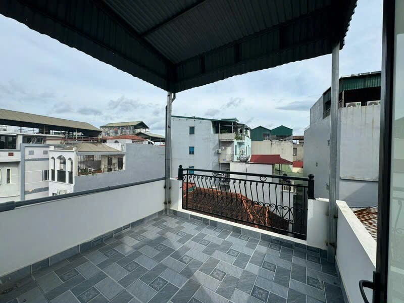 Nhà Lạc Long Quân - 5 Tầng, Mặt Tiền Rộng, Gần Ô Tô