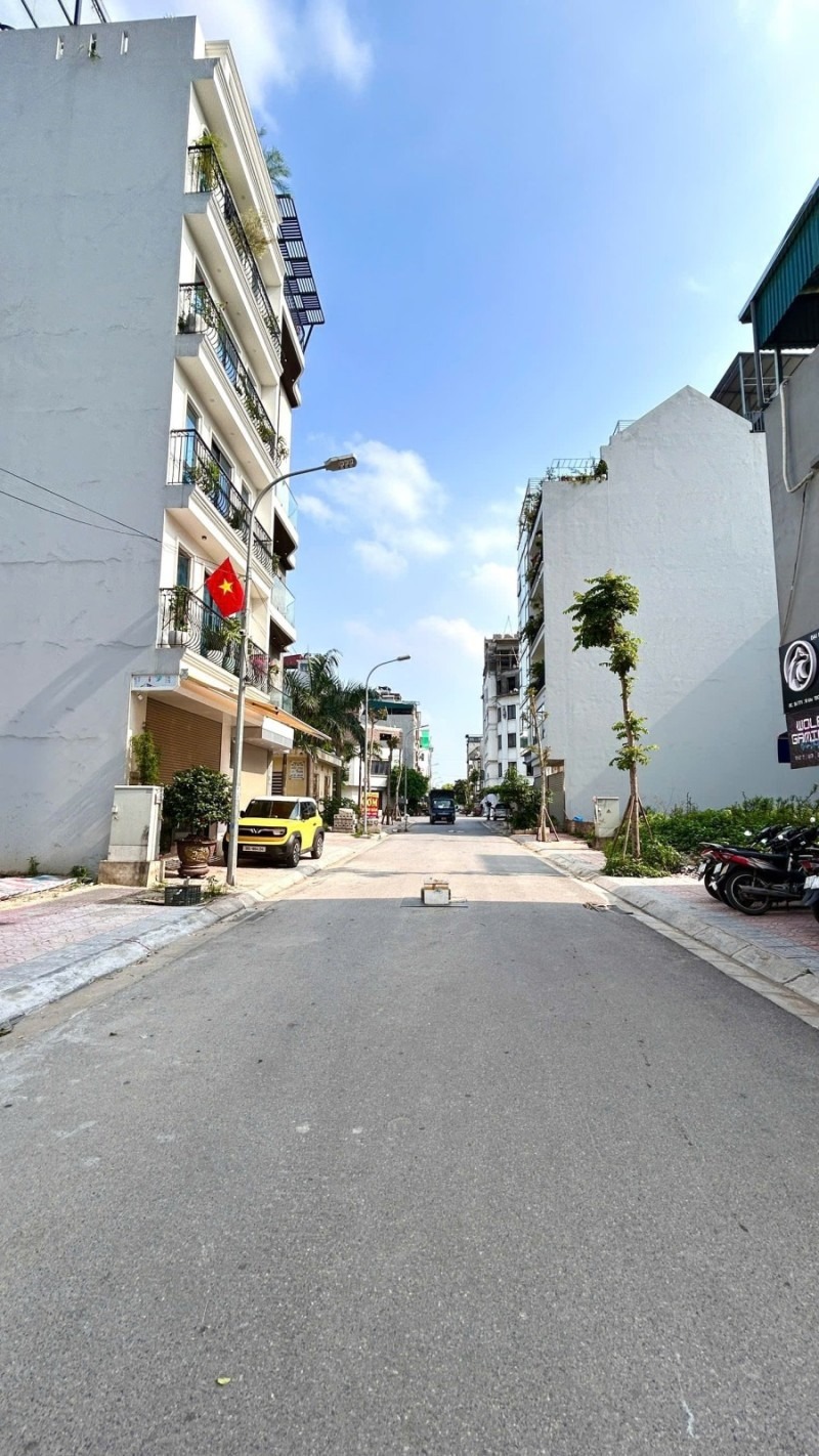 Bán Nhà Phân Lô Ngọc Thụy - 8 Tầng, Thang Máy, Gara Ô Tô - 29.3 Tỷ