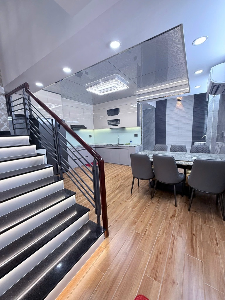 Bán nhà Tân Bình: 4 Tầng, 70m2, Giá 9.9 Tỷ - Vị trí đẹp, Full Nội Thất