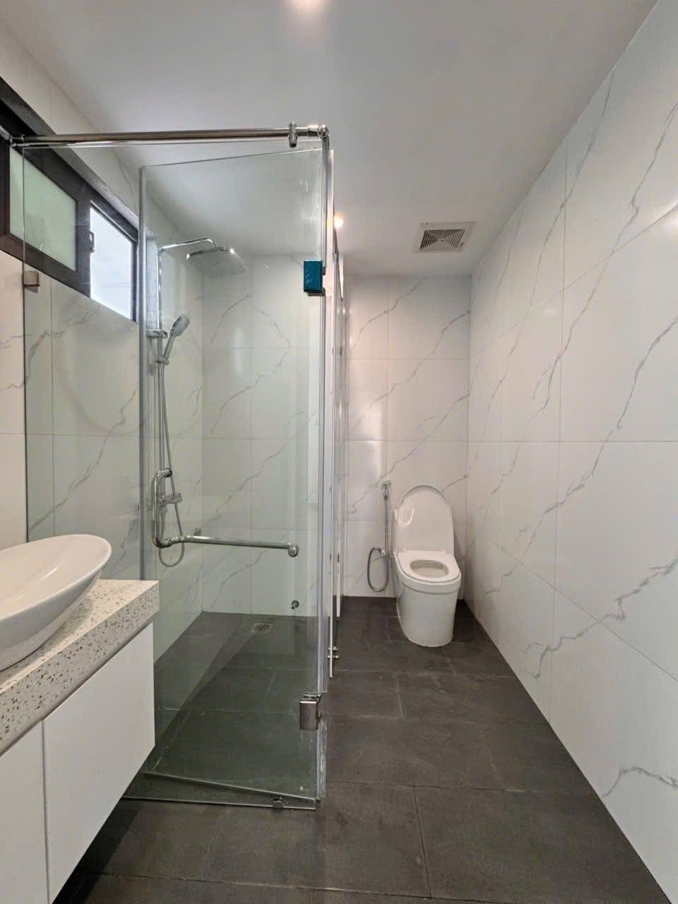 Trung Tâm Phạm Văn Đồng - Nhà Mới Xây, Lô Góc 2 Mặt Thoáng, Ô Tô Đỗ Cửa