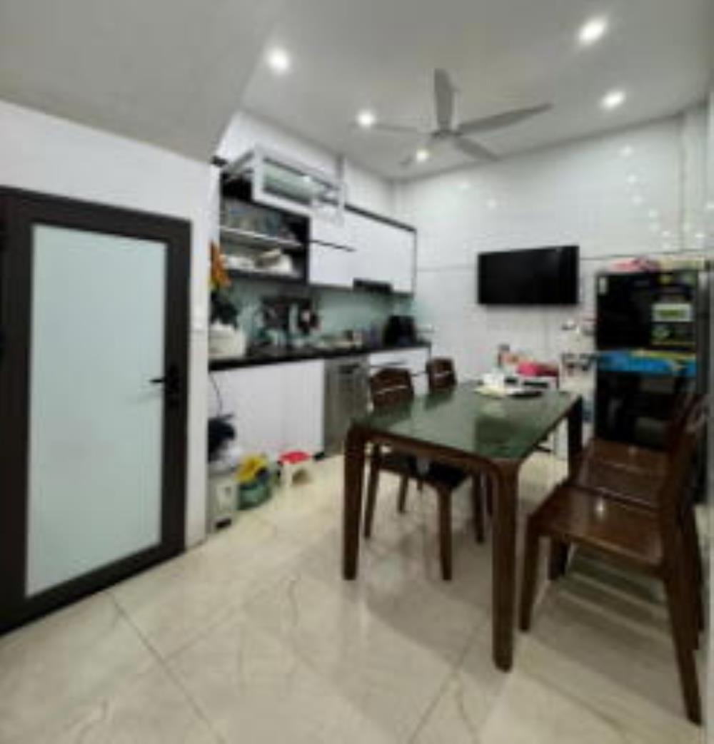 Nhà đẹp Cầu Giấy 35m2 - 8.35 tỷ - Vị trí đắc địa, tiện ích đầy đủ