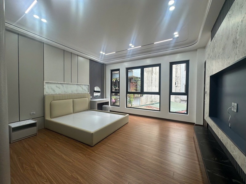 Nhà Nguyễn Văn Cừ - 6 Tầng, Thang Máy, Mặt Tiền Rộng - Giá Hơn 1 Tỷ