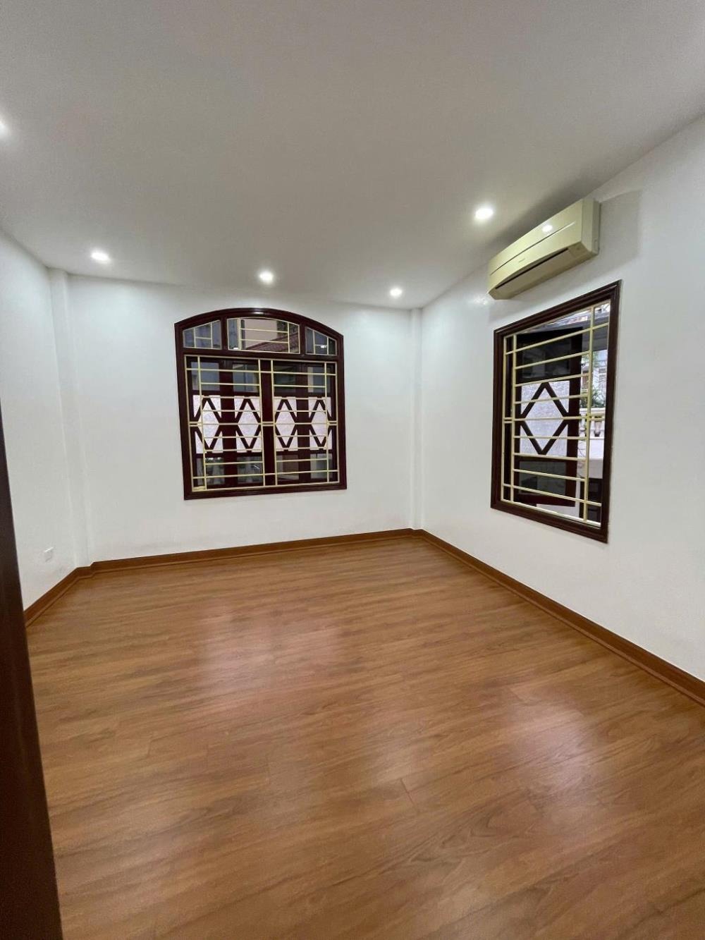 Bán Nhà Lô Góc Tân Mai - 5 Tầng, Ô Tô Đỗ Cửa, Full Nội Thất - 6.25 Tỷ