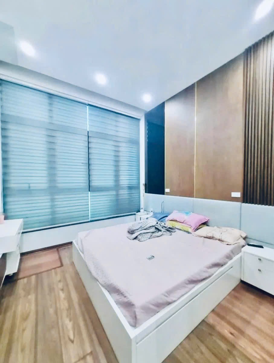 Bán nhà phố Nguyên Hồng, Đống Đa - 60m2, 5 Tầng, MT 4m, Giá 2x