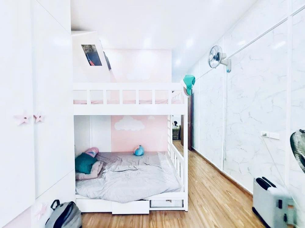 Bán nhà phố Nguyên Hồng, Đống Đa - 60m2, 5 Tầng, MT 4m, Giá 2x