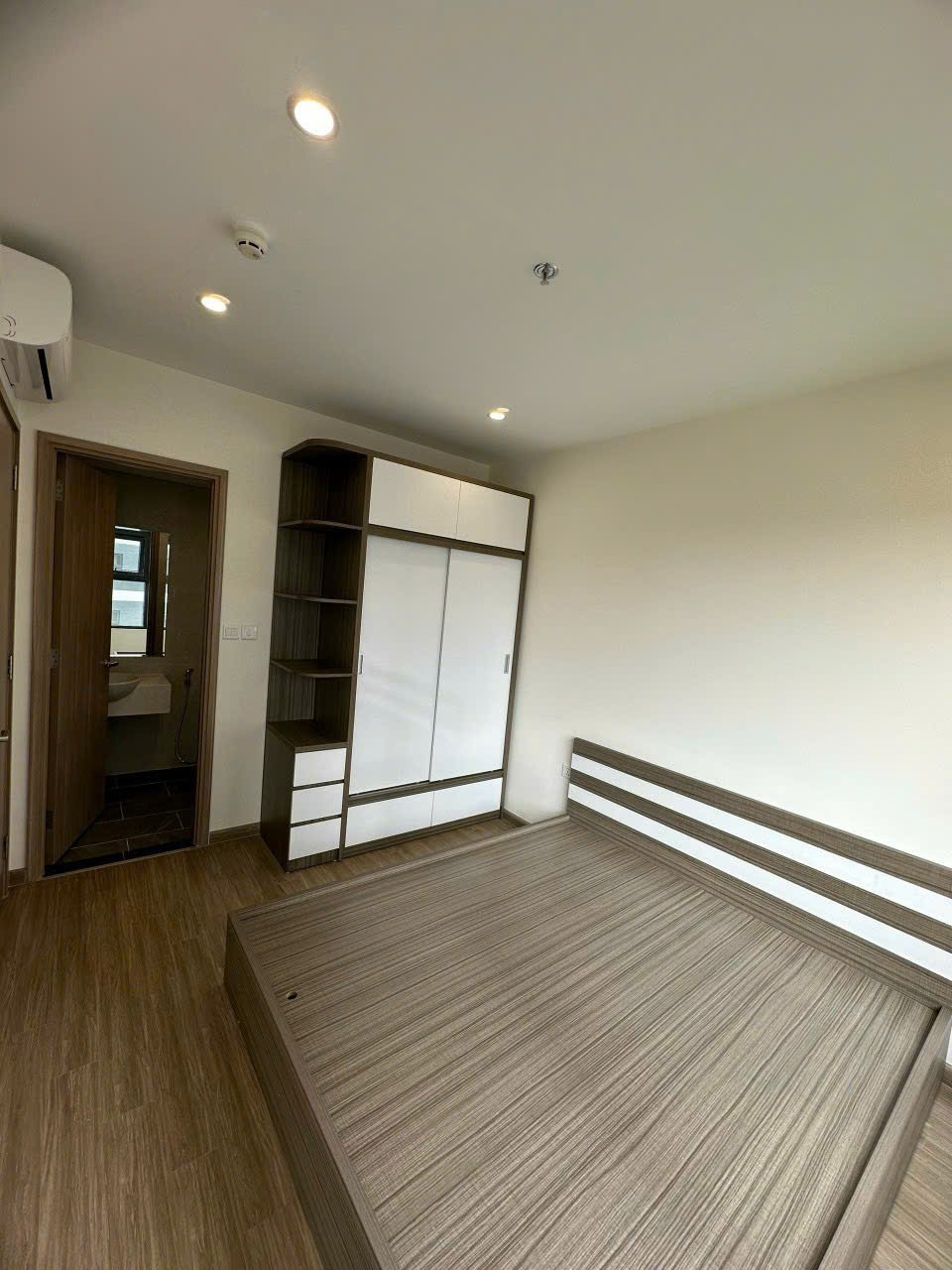 Cần Bán Căn Hộ VinHomes Smart City: 2PN, Nội Thất Đầy Đủ, View Đẹp - Giá 4.22 tỷ