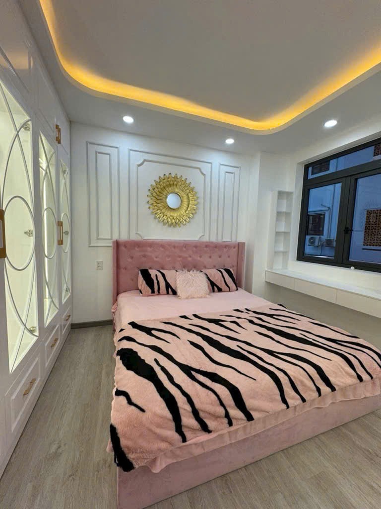 Nhà Quận 7 - 8.9 Tỷ - 5PN - Hẻm Phạm Hữu Lầu - Full Nội Thất