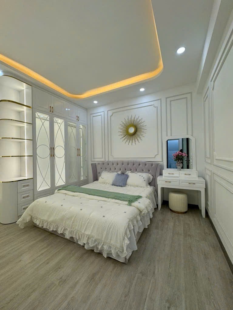 Nhà Quận 7 - 8.9 Tỷ - 5PN - Hẻm Phạm Hữu Lầu - Full Nội Thất