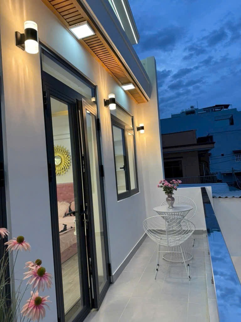 Nhà Quận 7 - 8.9 Tỷ - 5PN - Hẻm Phạm Hữu Lầu - Full Nội Thất