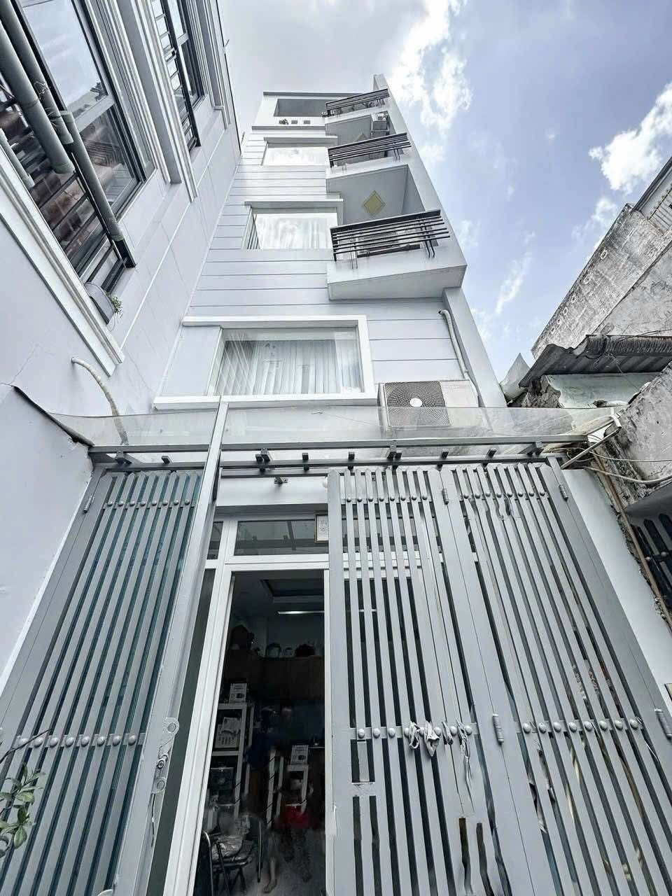 🏡 Nhà 5 Tầng BTCT Quận 4 - Giảm Sốc 400 Triệu, Chỉ 5.1 Tỷ!