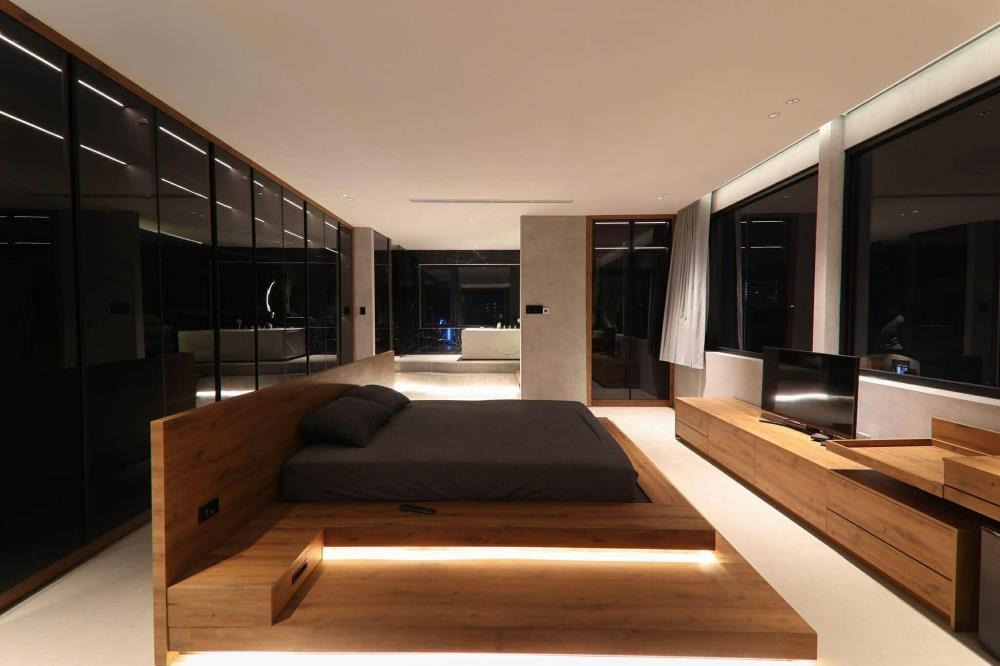Biệt Thự Mặt Tiền Tân Bình: 5 Tầng, 104m2, Nội Thất Cao Cấp - Giá 29.9 Tỷ