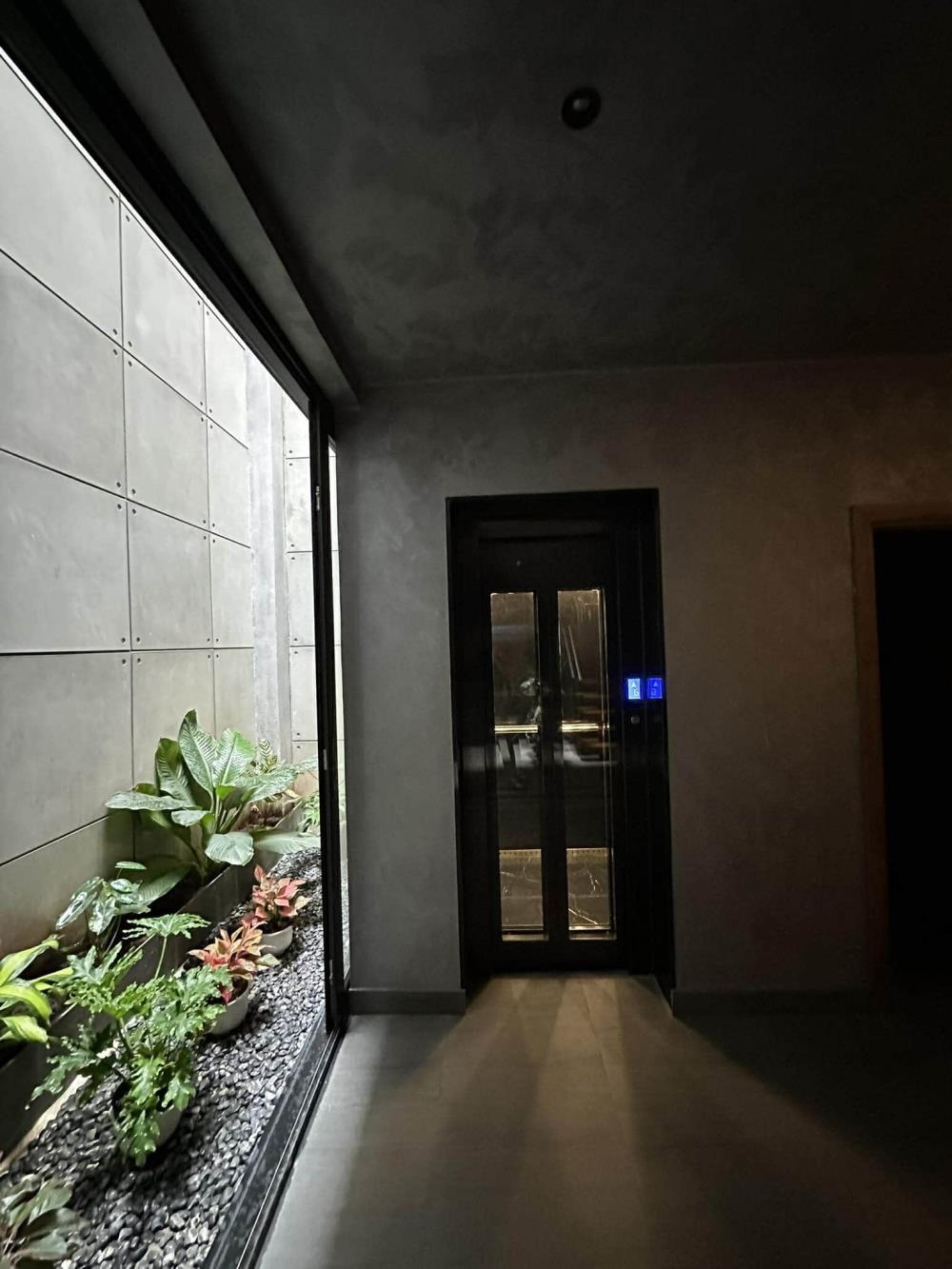 Biệt Thự Mặt Tiền Tân Bình: 5 Tầng, 104m2, Nội Thất Cao Cấp - Giá 29.9 Tỷ