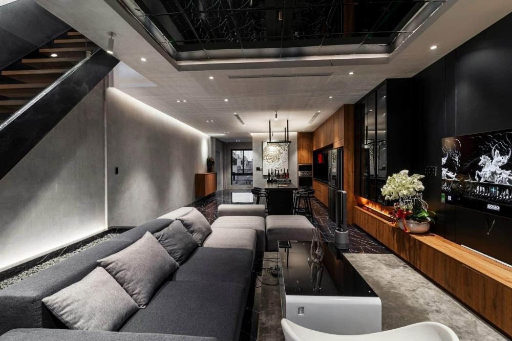 Biệt Thự Mặt Tiền Tân Bình: 5 Tầng, 104m2, Nội Thất Cao Cấp - Giá 29.9 Tỷ