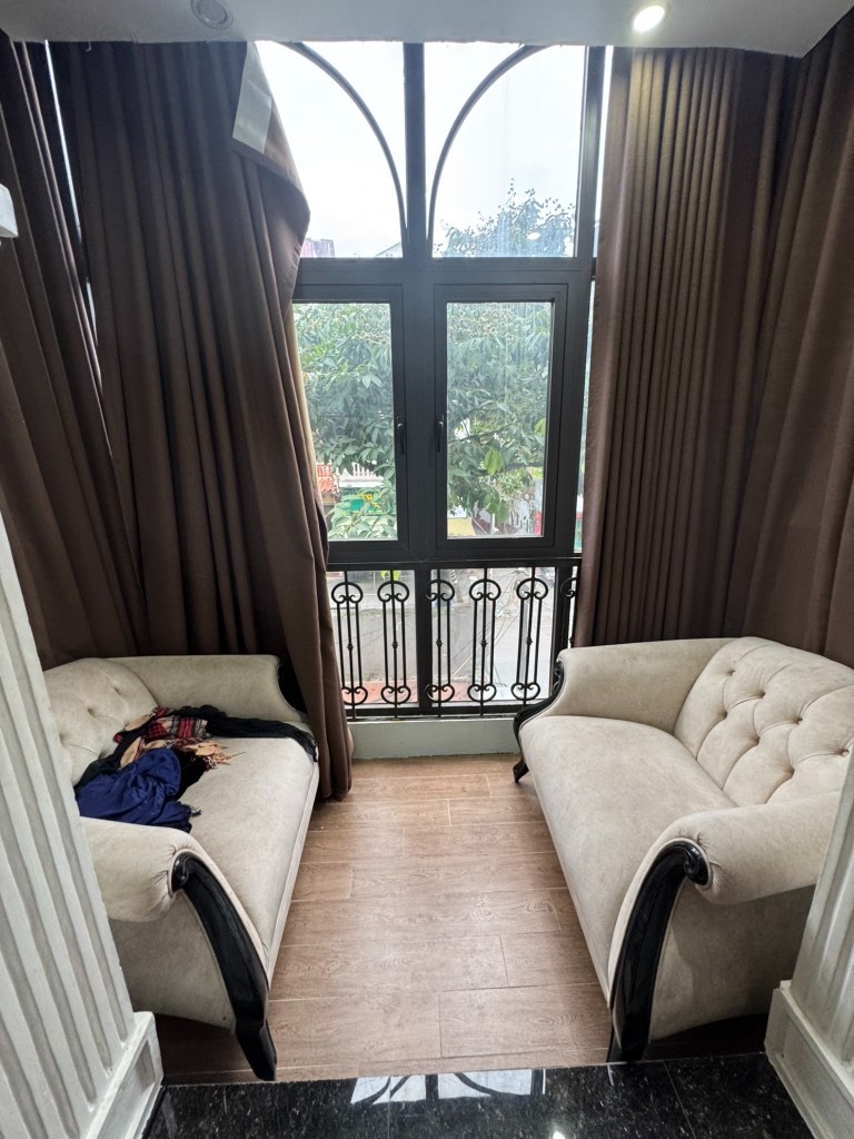 Homestay Mặt Phố Nguyễn Khuyến: 3 Tầng, 4 Phòng Ngủ - Giá 6.5 Tỷ