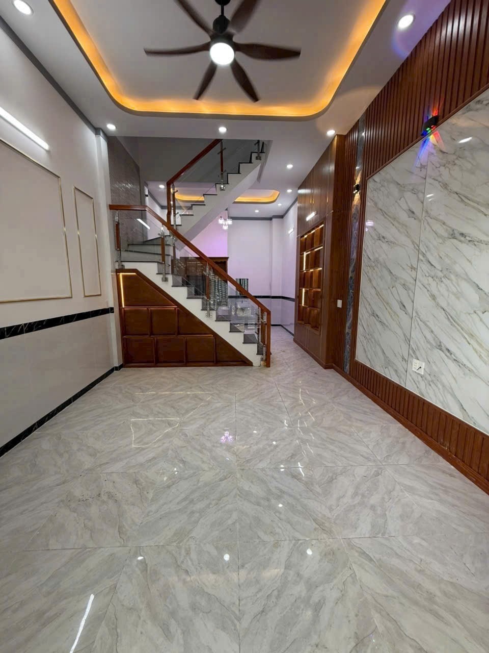 Nhà Lầu Thiết Kế Hiện Đại, Giá Chỉ 980Tr - Vị Trí Đắc Địa