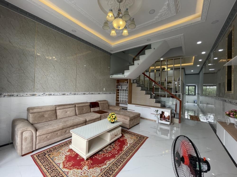 Nhà Đẹp, Giá Tốt: 100m2, SHR, 3PN, Gần KĐT Năm Sao, Bến Lức