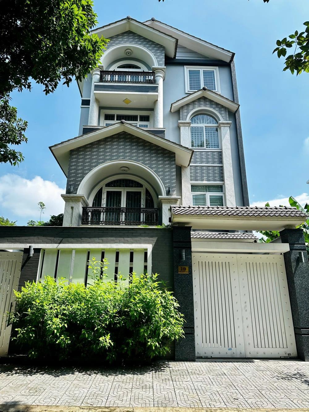 Bán nhà mặt tiền Nguyễn Gia Trí, Quận Bình Thạnh - 4 Tầng, 45 tỷ