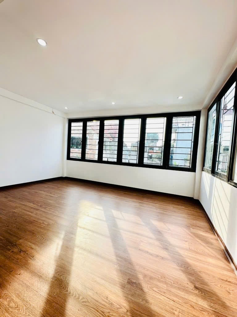 Bán nhà Tứ Liên - 10m Ô Tô - Giá dưới 8 tỷ - Vị trí đẹp